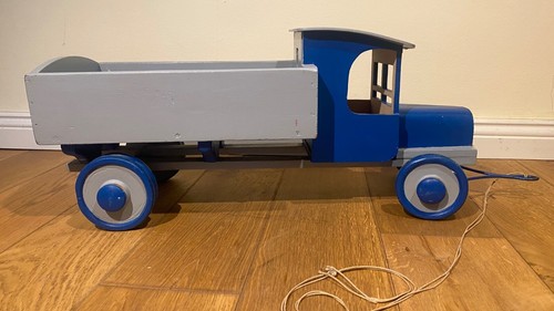 Antiker großer lastkraftwagen - großer,