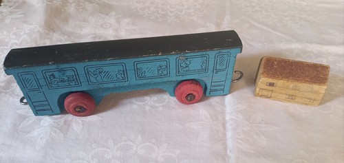 Blauer eisenbahnwagen aus holz - eisenbahnwagen,